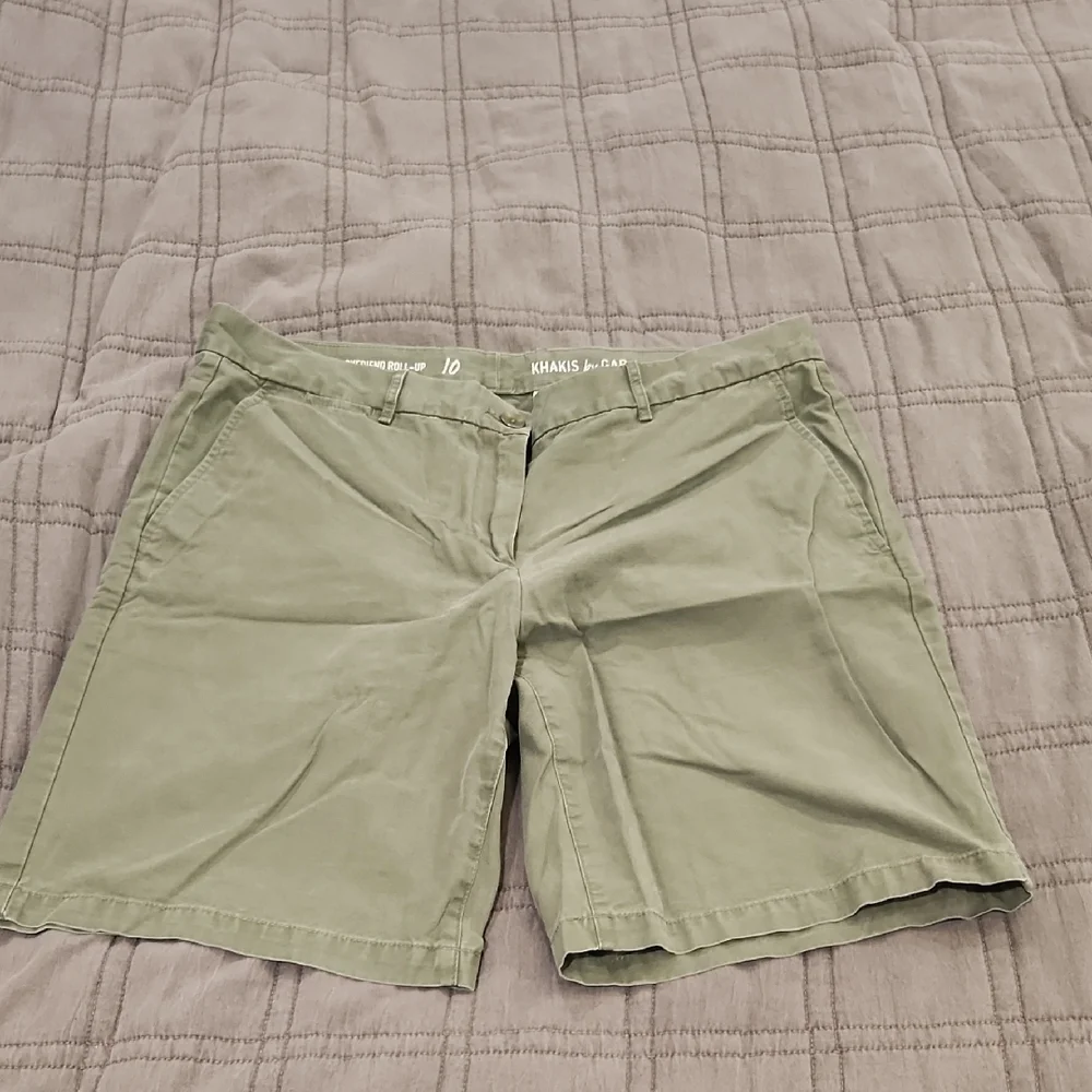GAP Women's Army Green Shorts Size 10!